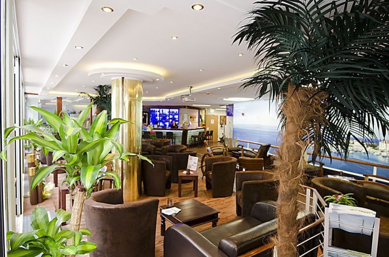 Cruise Lounge