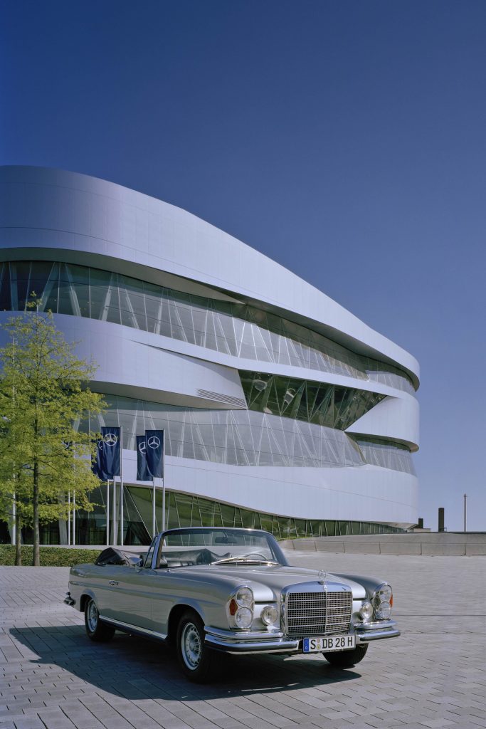 Was kann man im Mercedes Benz Museum machen?