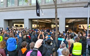 Szenenapplaus in den Sekunden nach der Eröffnung des Apple Store Hannover vor großem Publikum