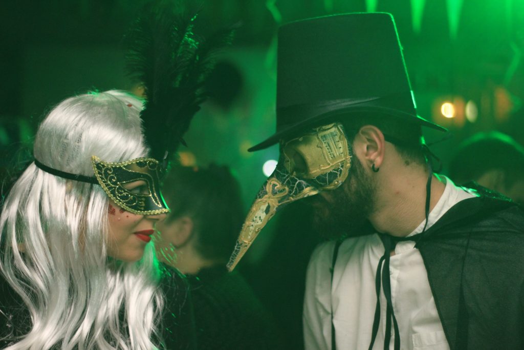 Partygänger mit Masken