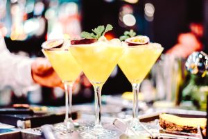 Drei Cocktailgläser auf einer Theke