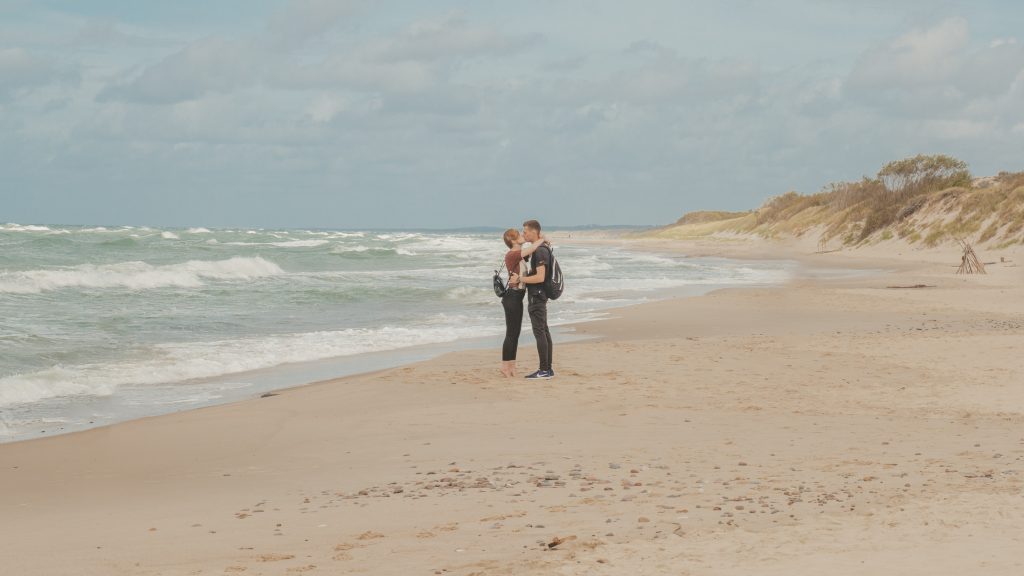 Paar küsst sich am Strand an der Ostsee