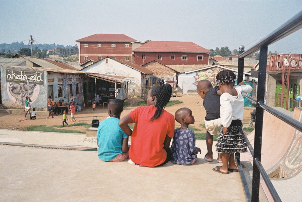 Kinder im Skatepark Kitintale in Uganda