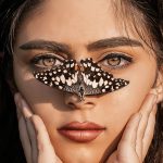 Frau mit Schmetterling auf der Nase