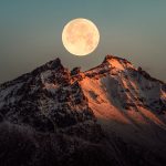 Mond über einem Berg