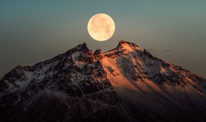 Mond über einem Berg