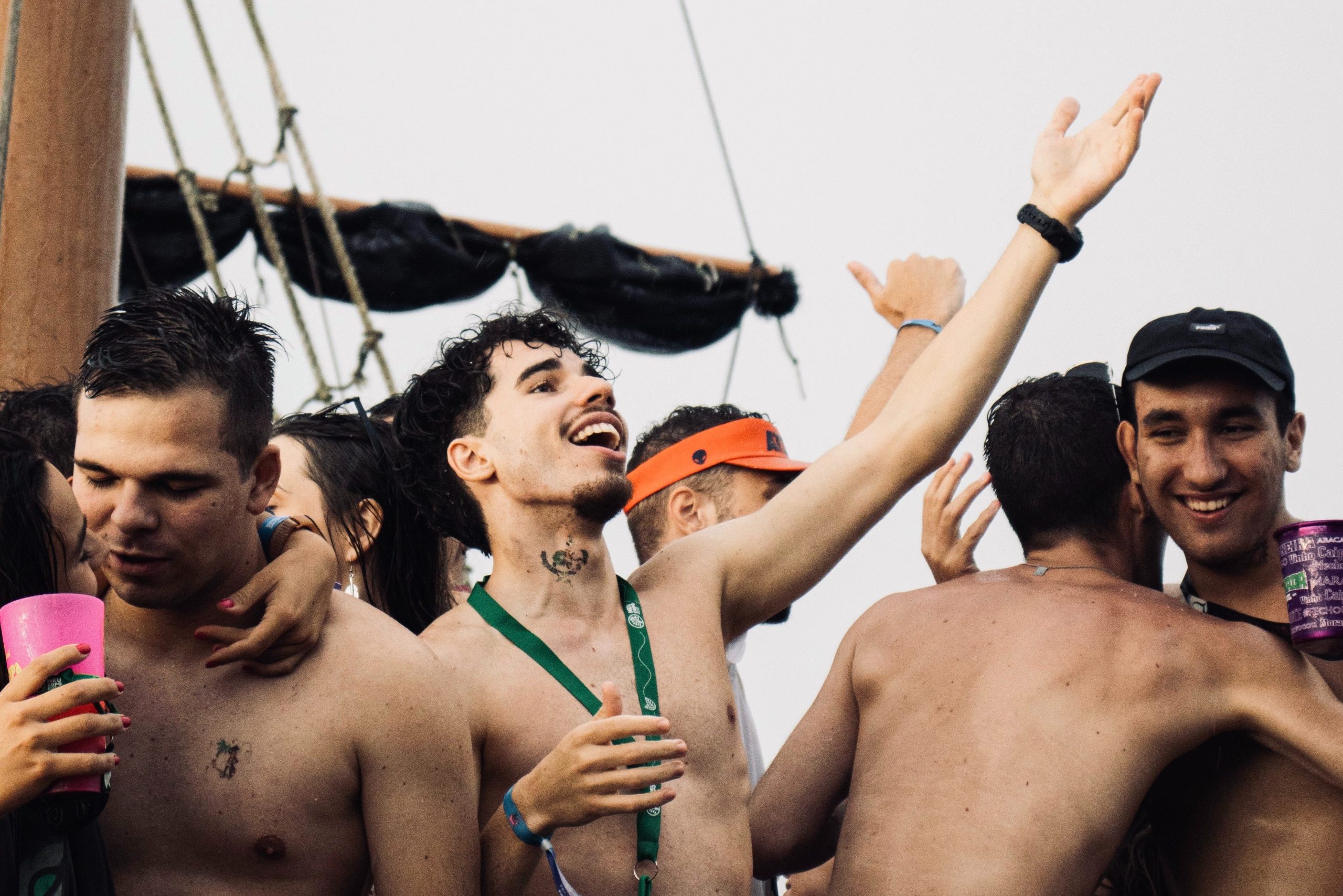 Menschen feiern auf Schiff